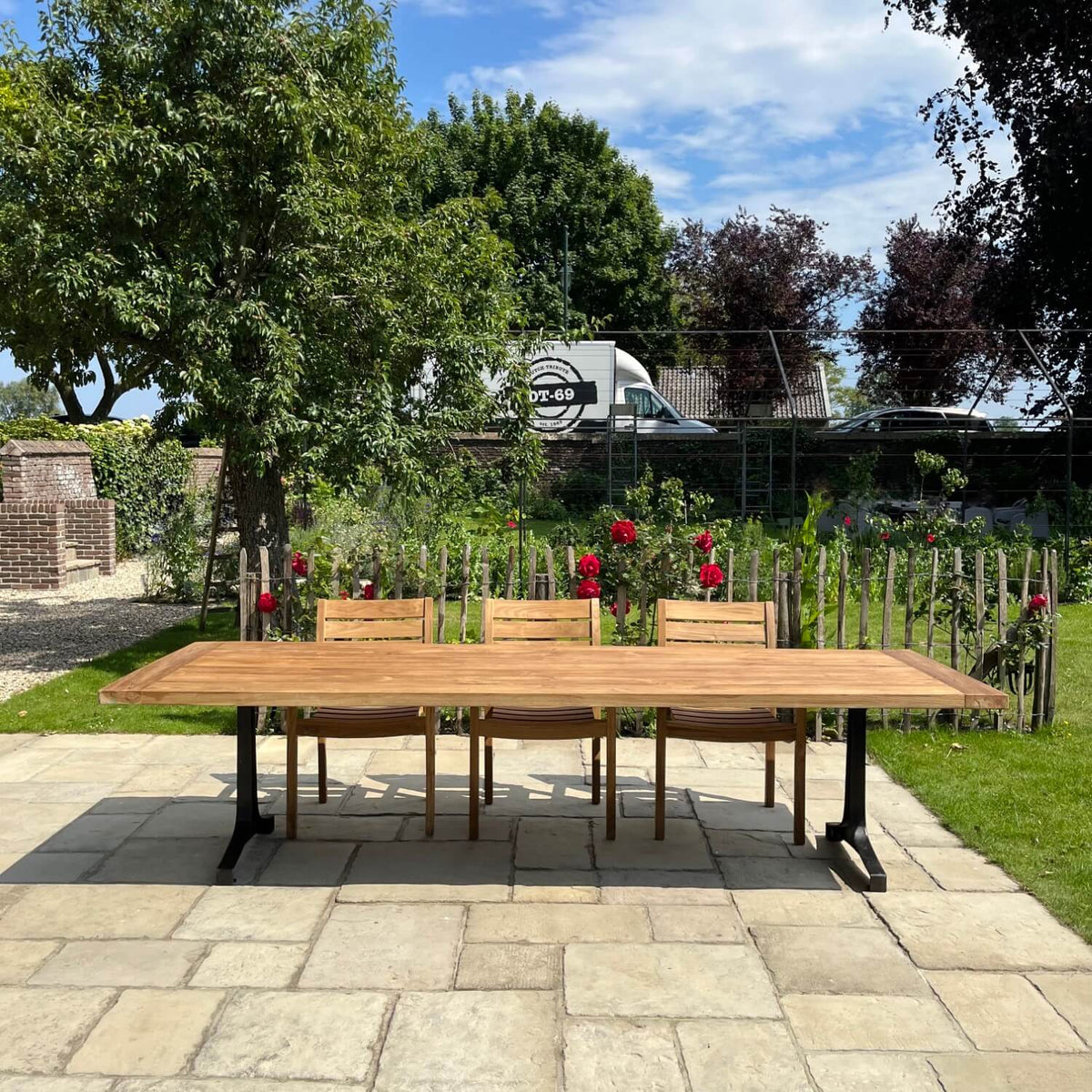 Teakholz Gartentisch – Tischbeine aus Gusseisen – Industrie design – T13