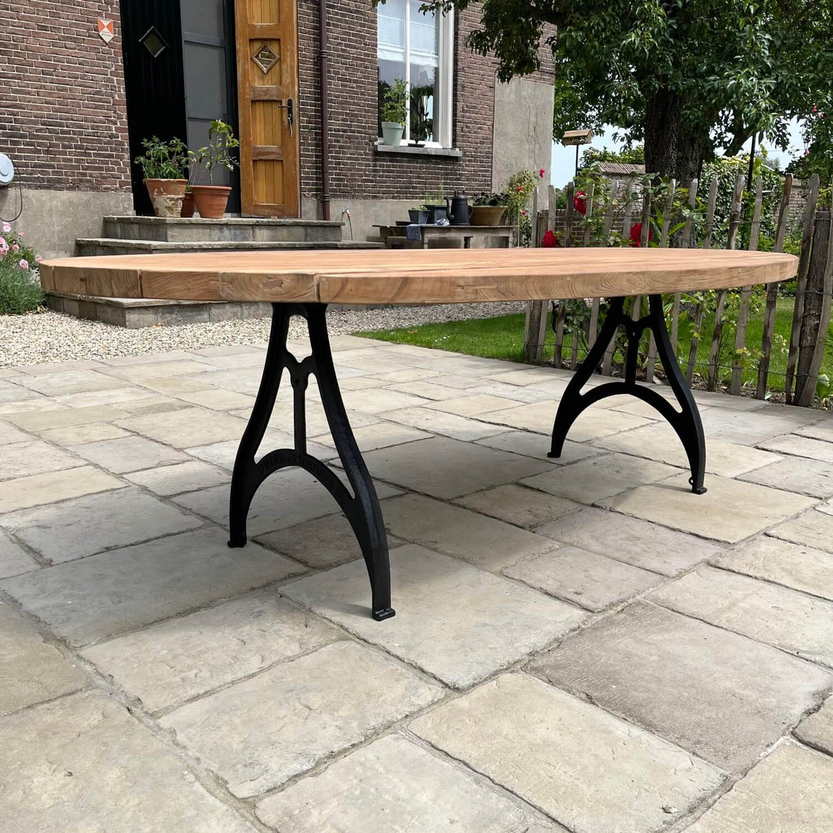Industrie design ovaler Gartentisch aus Teakholz mit Eisen Tischbeinen – T16