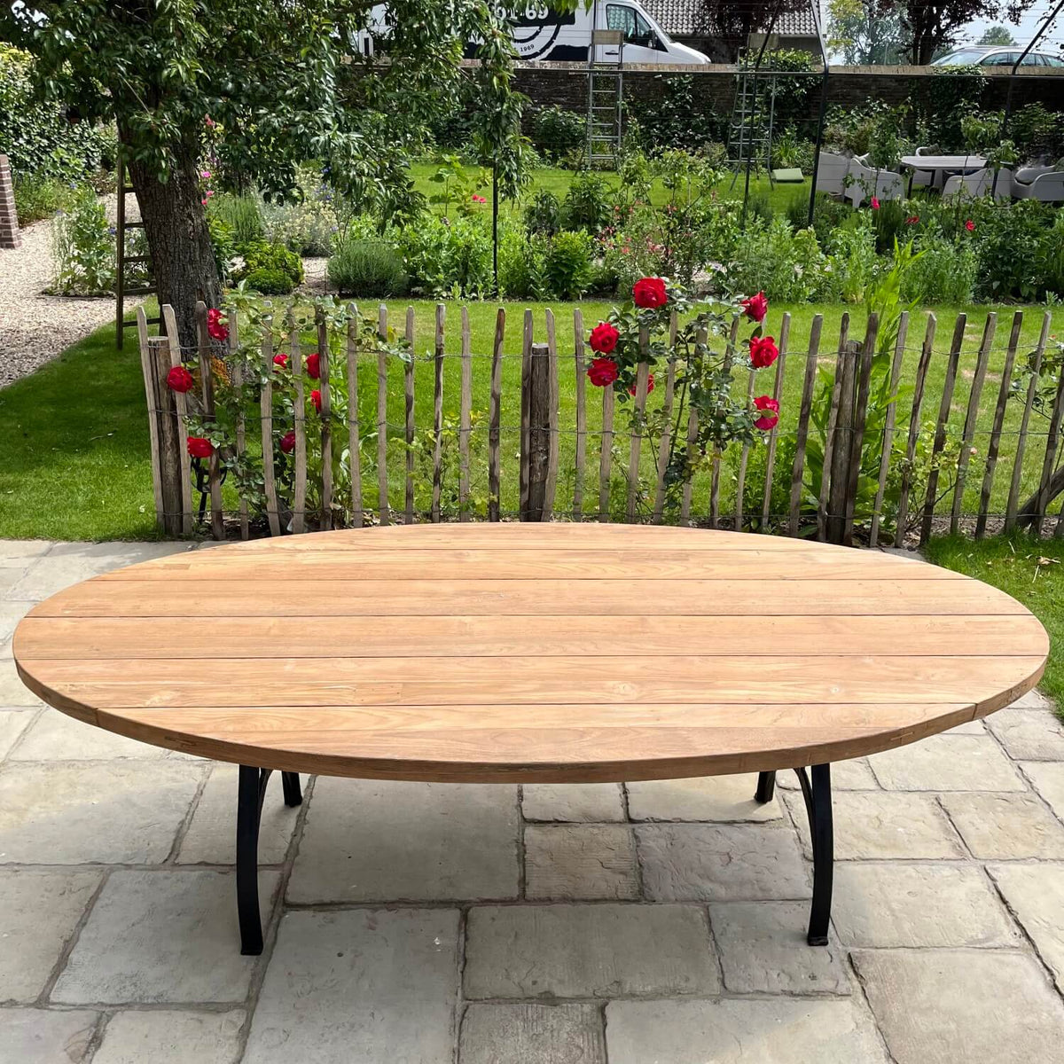 Industrie design ovaler Gartentisch aus Teakholz mit Eisen Tischbeinen – T16