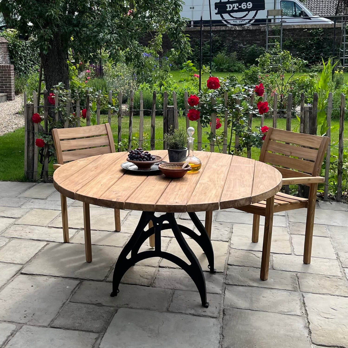 Industrie design runder Gartentisch aus Teakholz mit Eisen Tischbeinen – T17