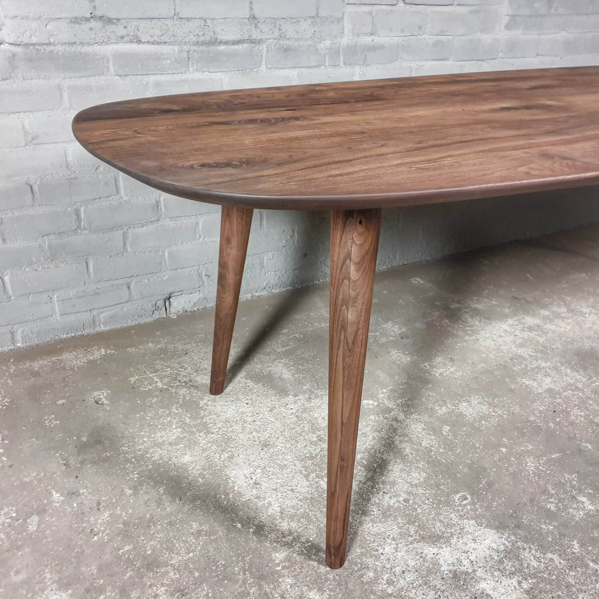 Esstisch Danish oval aus Nussbaumholz – nach Maß – Z025-N