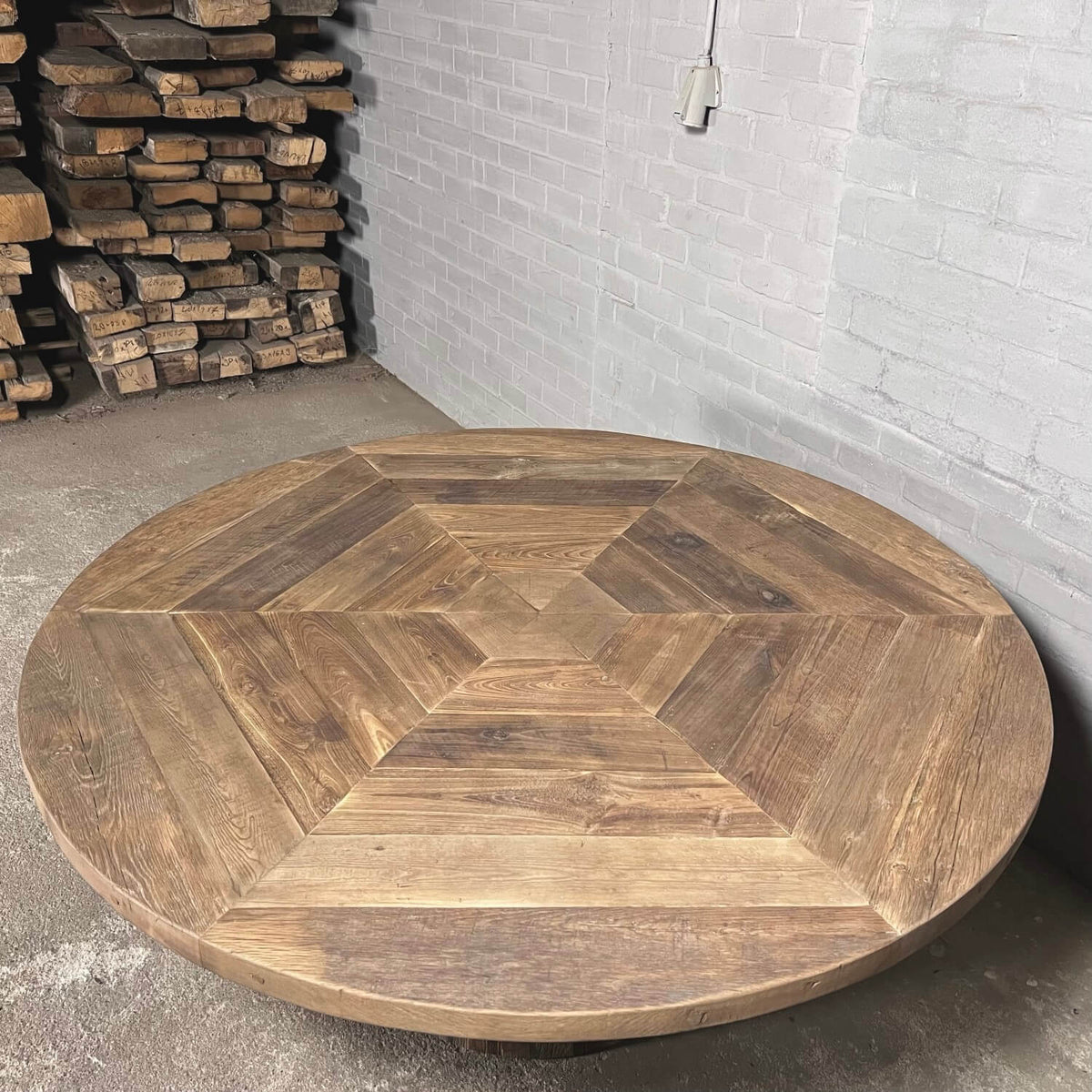 Runder Eichen Esstisch mit konischem Tischbein – Landhausstil – Z029