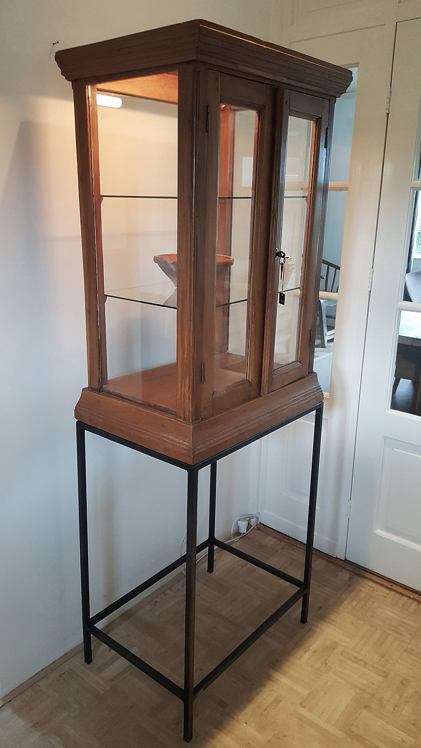 Antike Vitrine kombiniert mit Stahlrahmen Untergestell