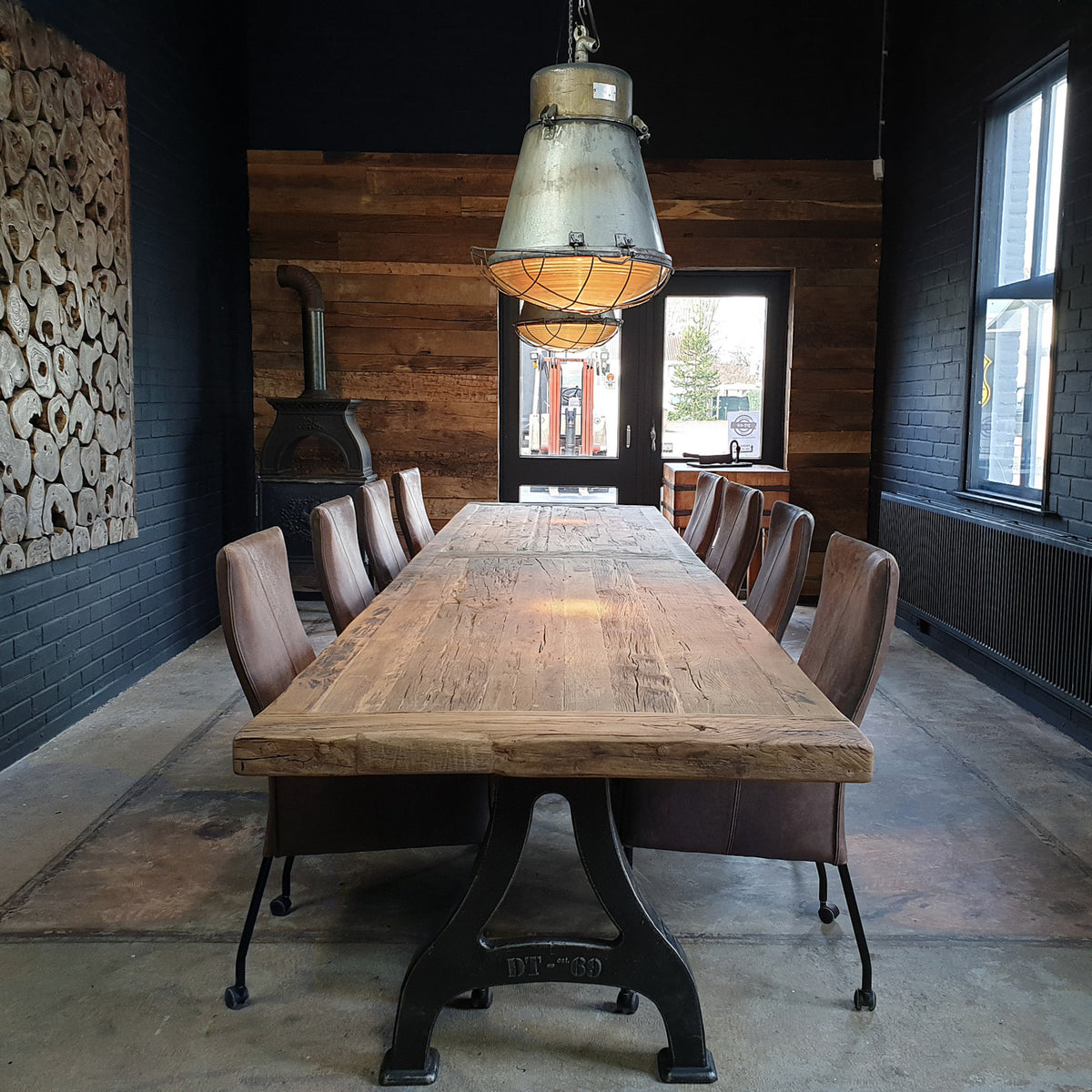 Lange tafel met gietijzeren poten & 7 cm dik zonverbrand oud eiken tafelblad IND666