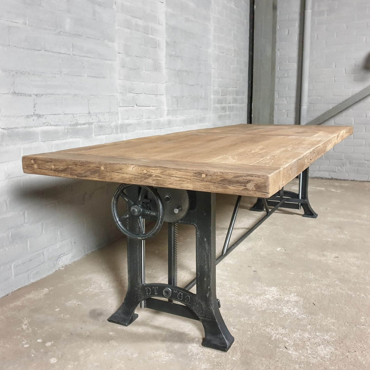 Höhenverstellbare Industrie Design Tisch – Alter Eiche – IND736
