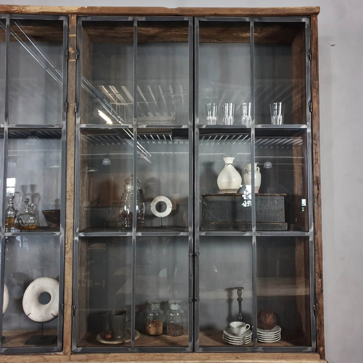 Großer industriedesign schrank aus Eiche mit Stahlschiebetüren – D003