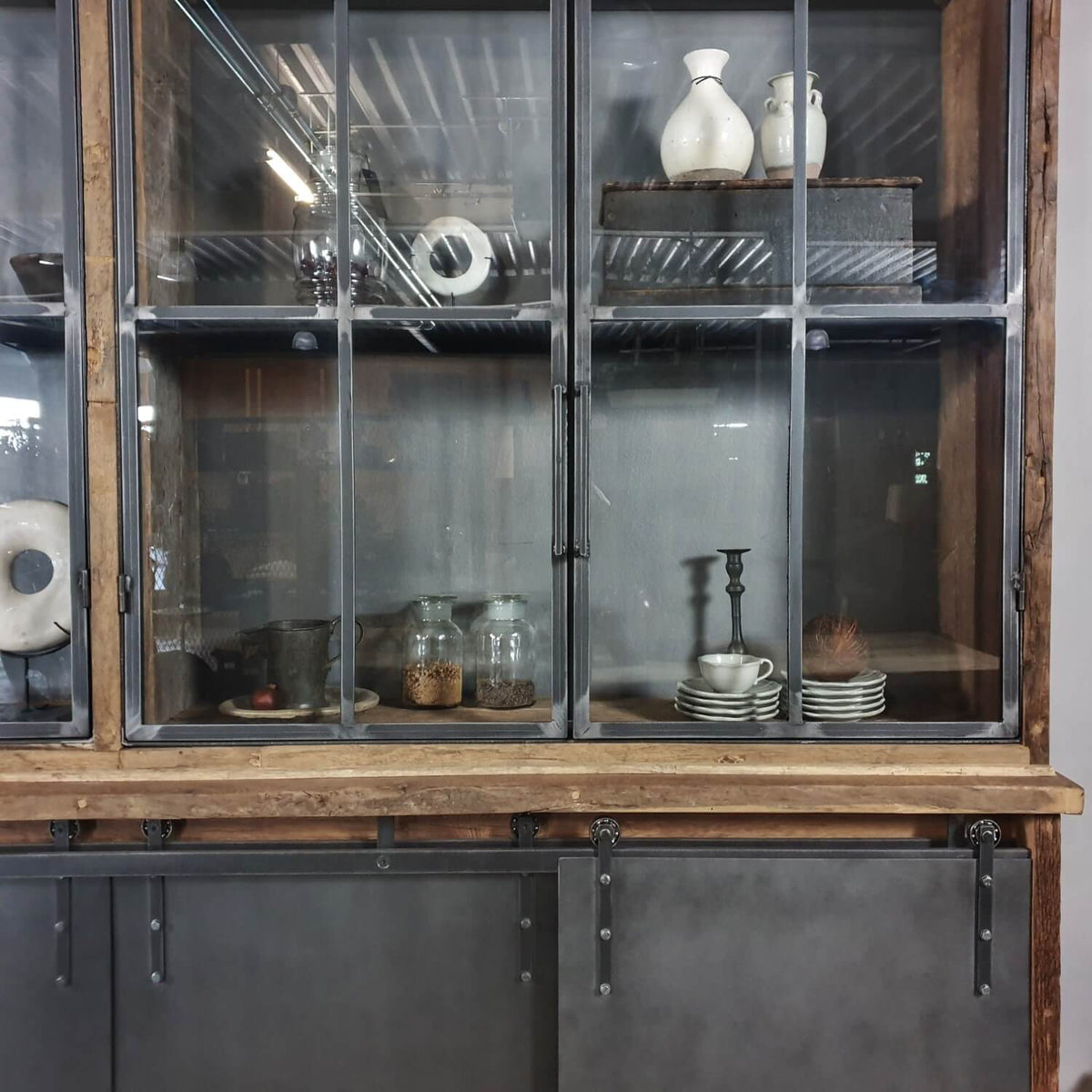 Großer industriedesign schrank aus Eiche mit Stahlschiebetüren – D003