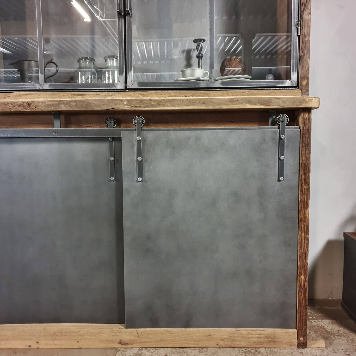Großer industriedesign schrank aus Eiche mit Stahlschiebetüren – D003
