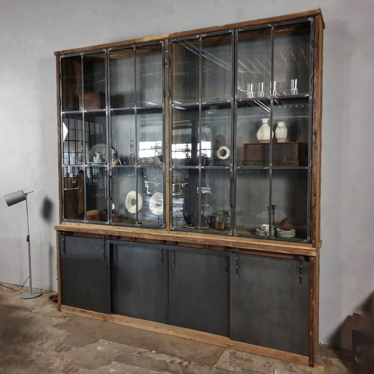 Großer industriedesign schrank aus Eiche mit Stahlschiebetüren – D003