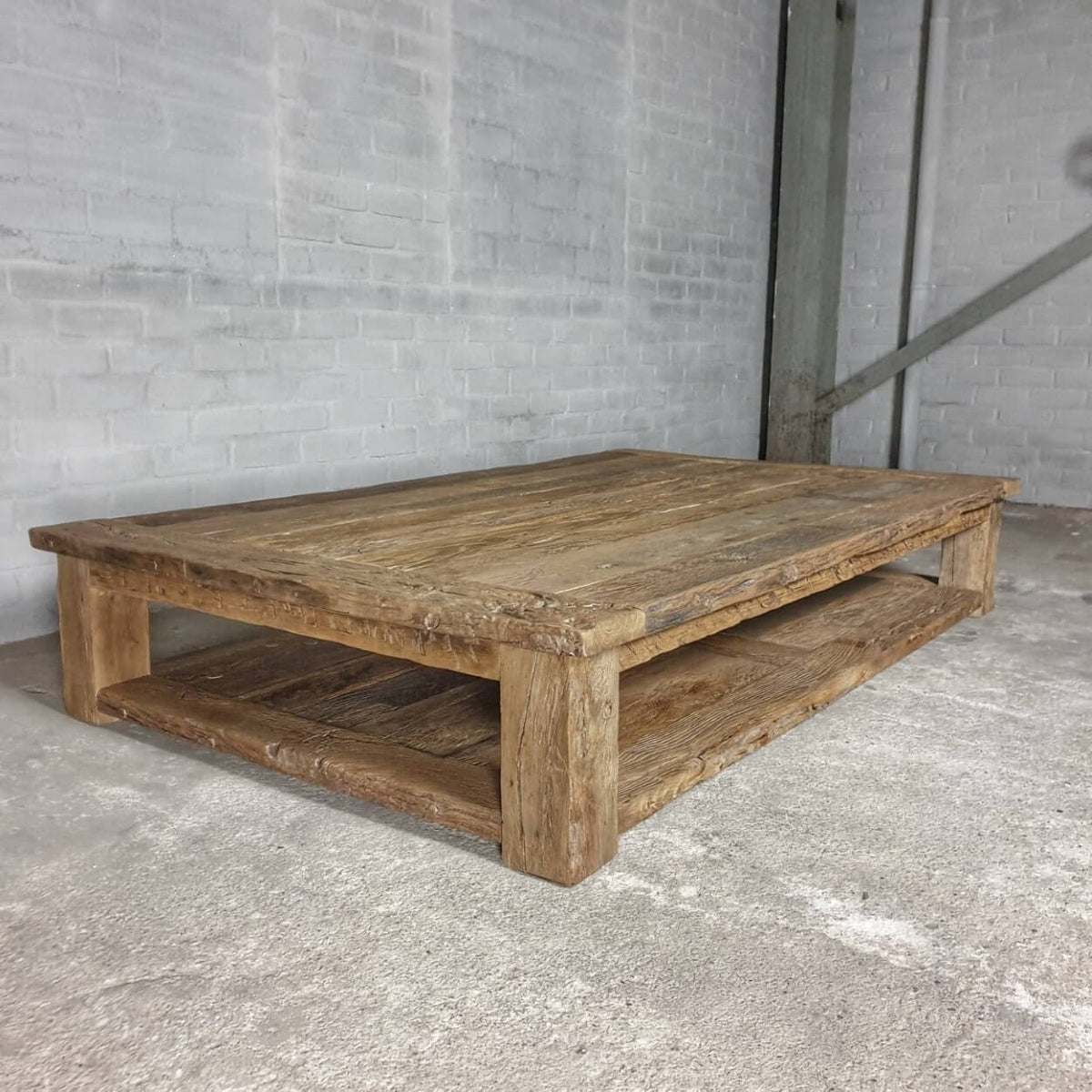 Robuster landhausstil Couchtisch Colmar – zusätzlichem Bodenregal – sonnenverbrannte Altholz Eiche