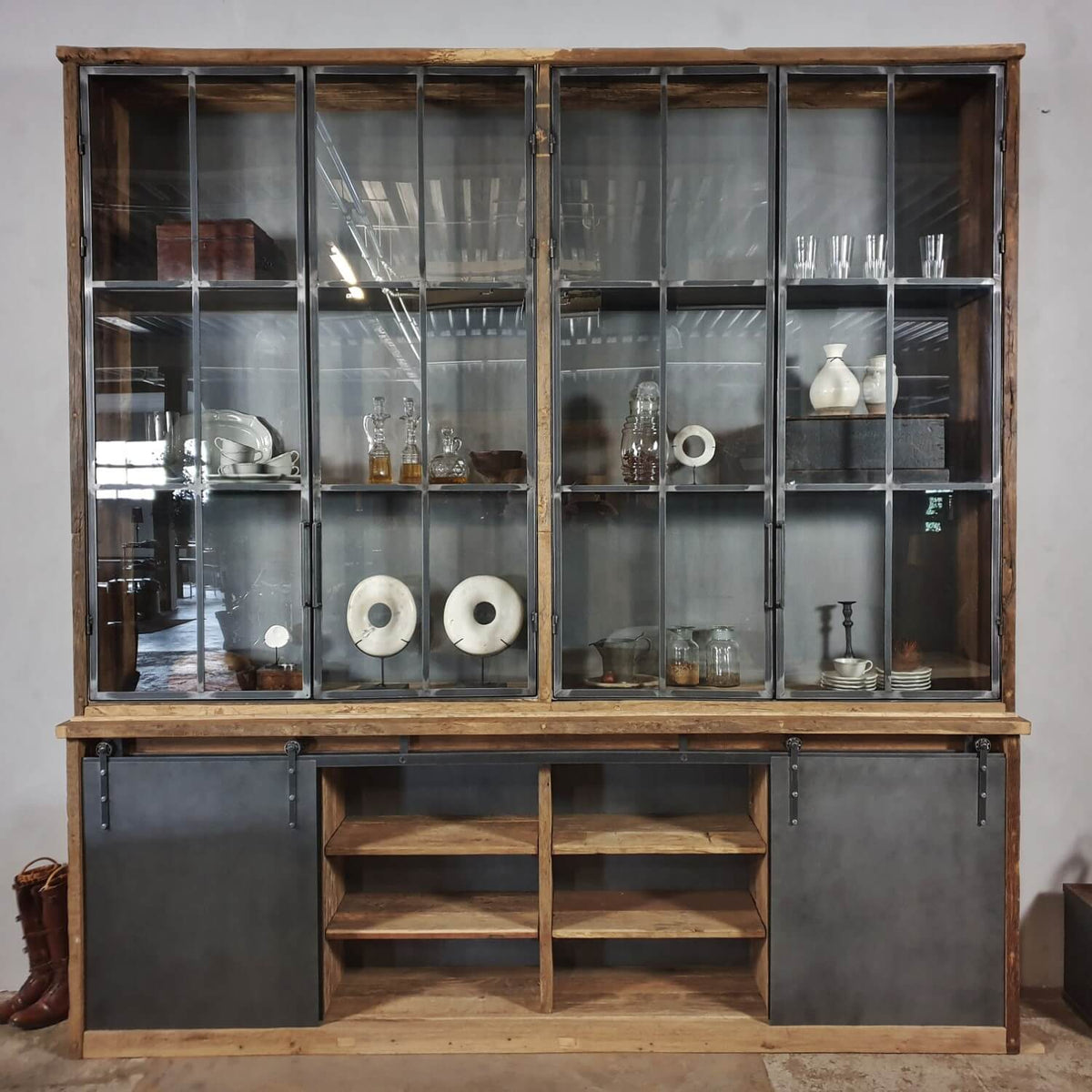 Großer industriedesign schrank aus Eiche mit Stahlschiebetüren – D003