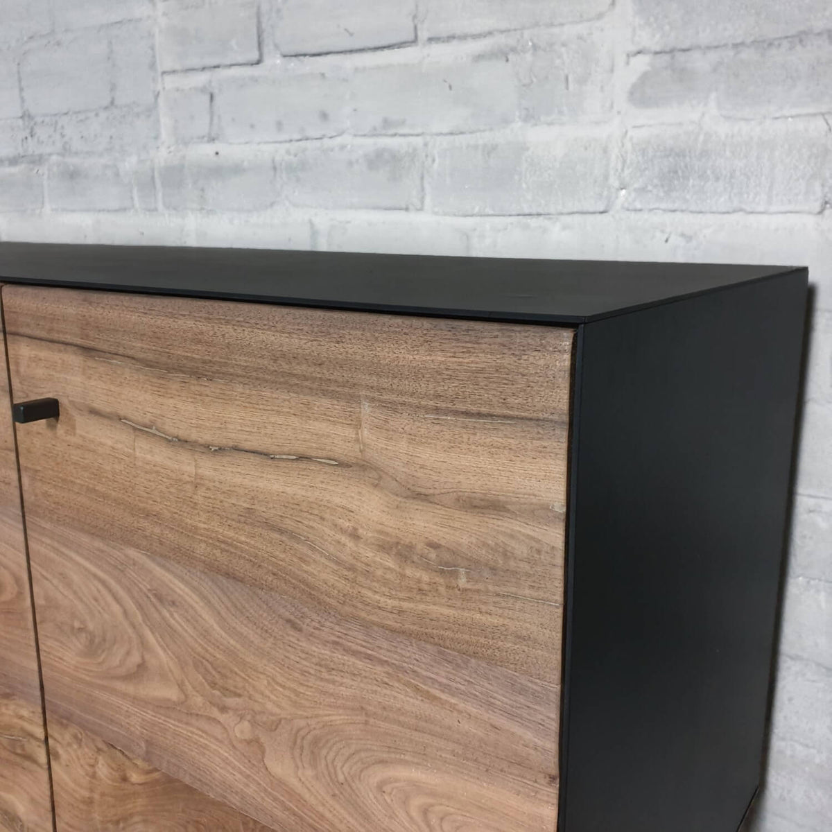 Moderner TV-Schrank und Sideboard – Aus Nussbaumholz und Stahl – D006