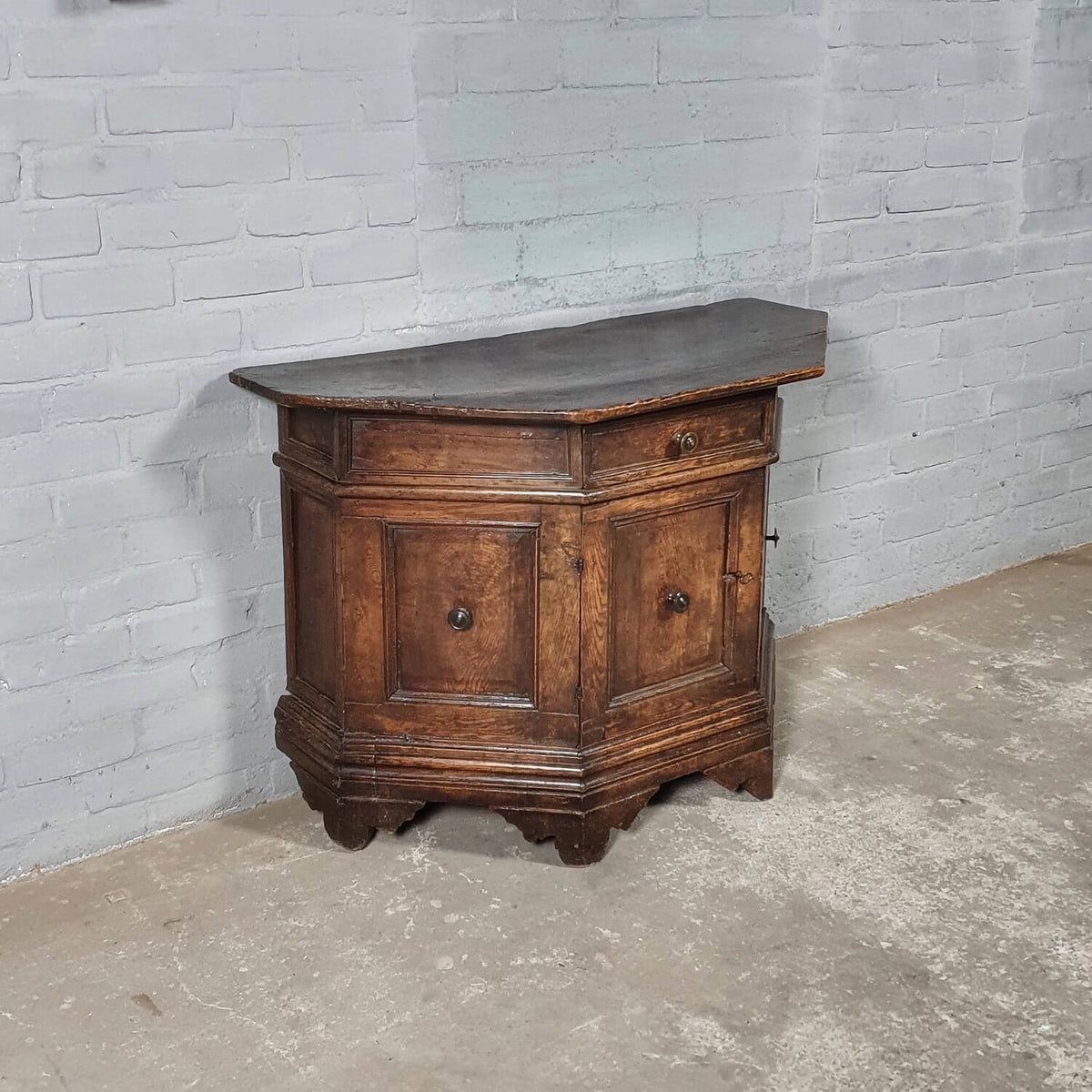 Antike italienische Anrichte ‘Credenza’ aus Kastanienholz – 17. Jahrhundert