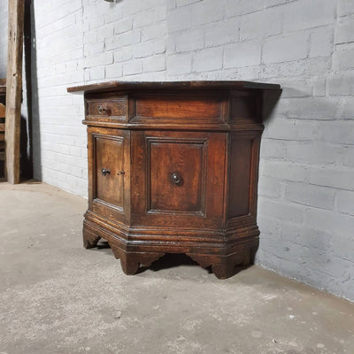 Antike italienische Anrichte ‘Credenza’ aus Kastanienholz – 17. Jahrhundert