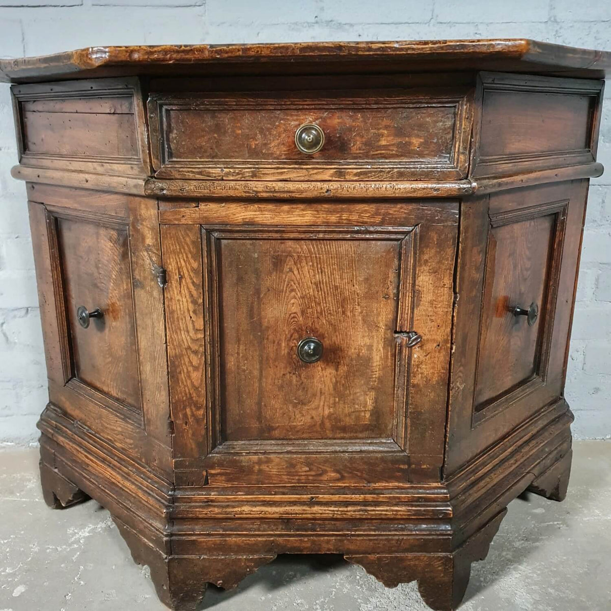 Antike italienische Anrichte ‘Credenza’ aus Kastanienholz – 17. Jahrhundert