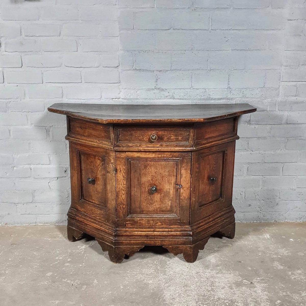 Antiek Italiaans dressoir A002