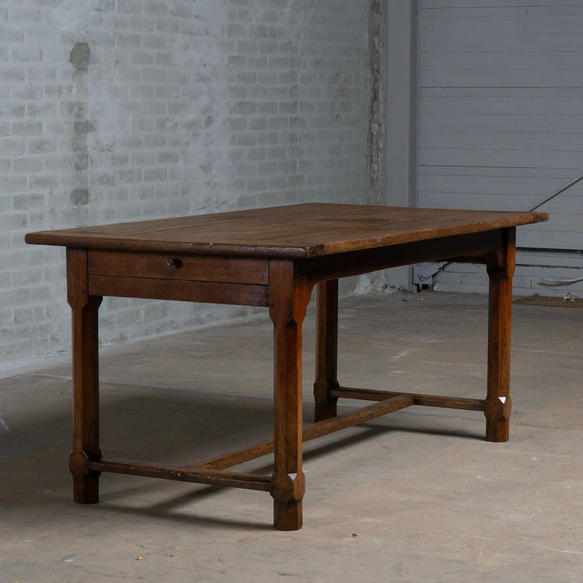 Antieke Franse eettafel uit ca. 1860 van eikenhout en notenhout