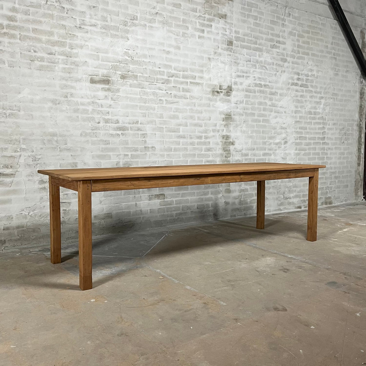 Antieke eettafel van inlands hardhout in natuurlijke lichte kleur