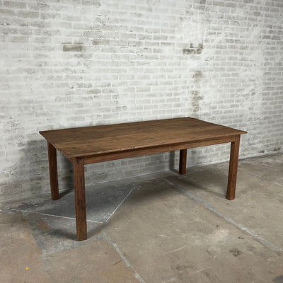Landelijke antieke eettafel van oud hardhout