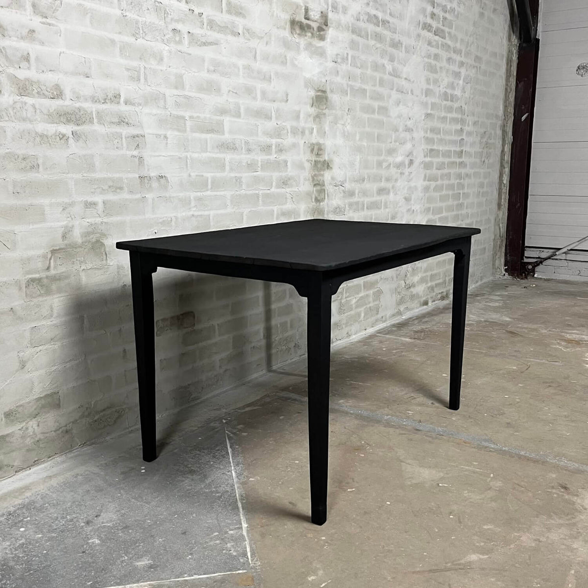 Kleiner schwarzer Esstisch aus heimischem Hartholz – Shou Sugi Ban – C003