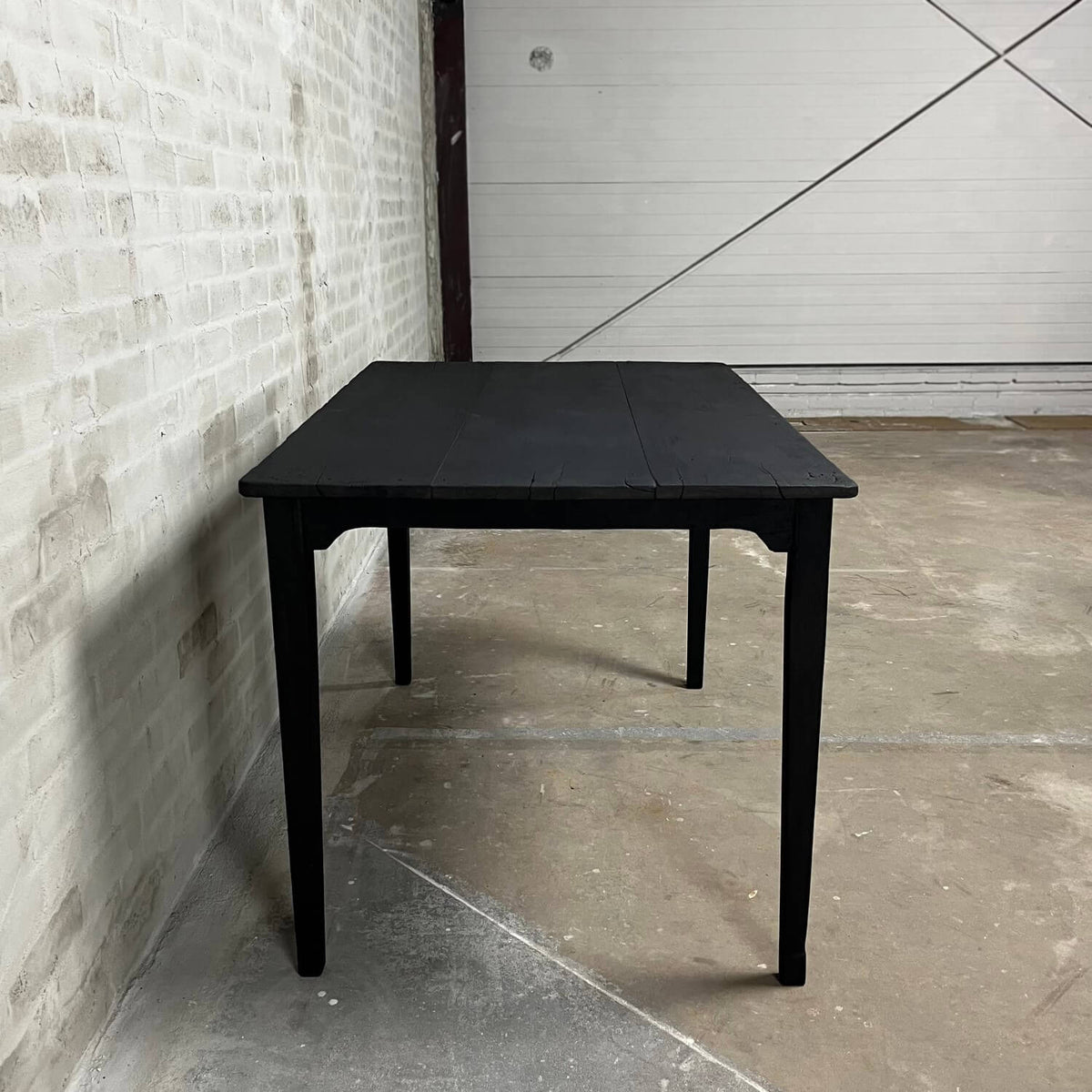 Kleiner schwarzer Esstisch aus heimischem Hartholz – Shou Sugi Ban – C003