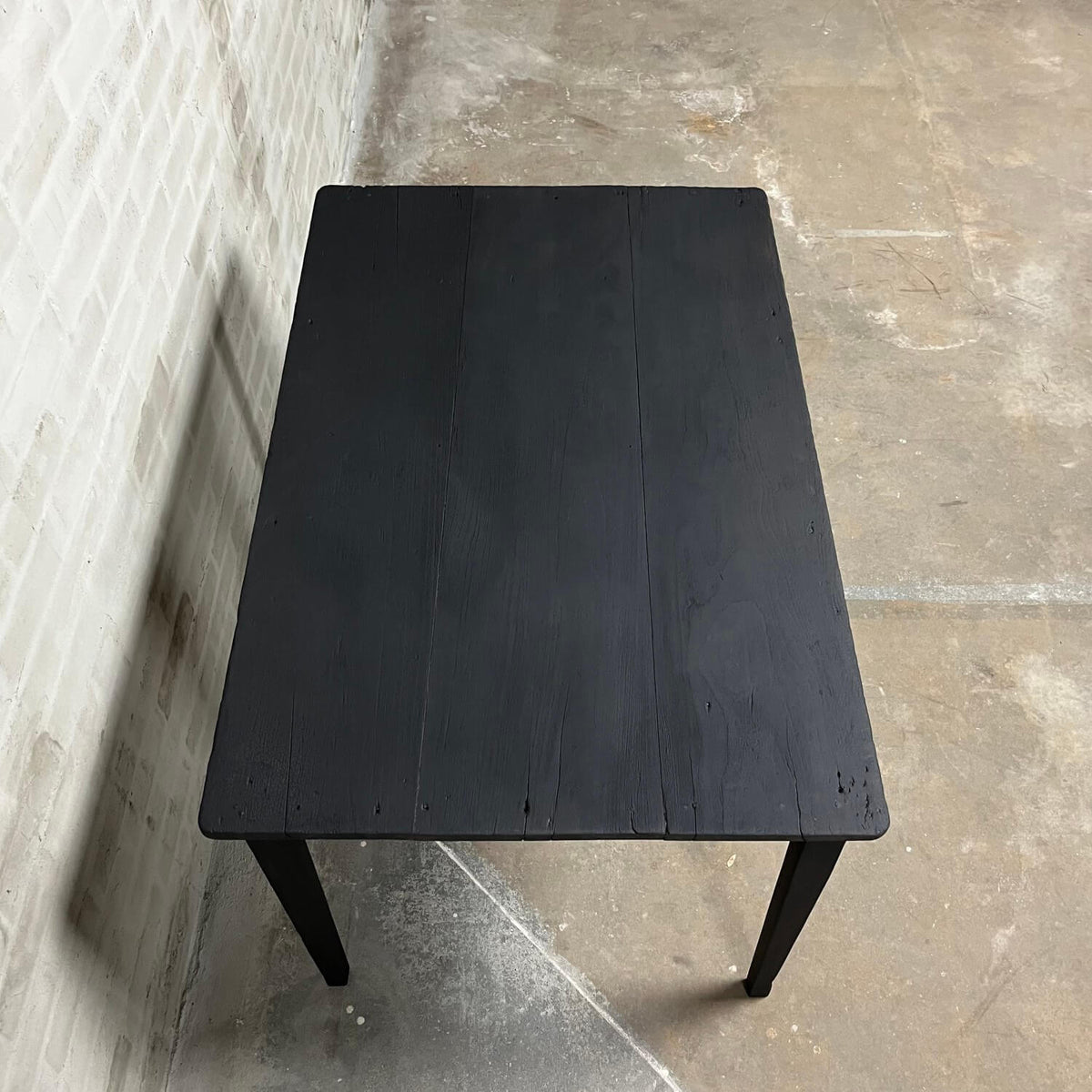 Kleiner schwarzer Esstisch aus heimischem Hartholz – Shou Sugi Ban – C003