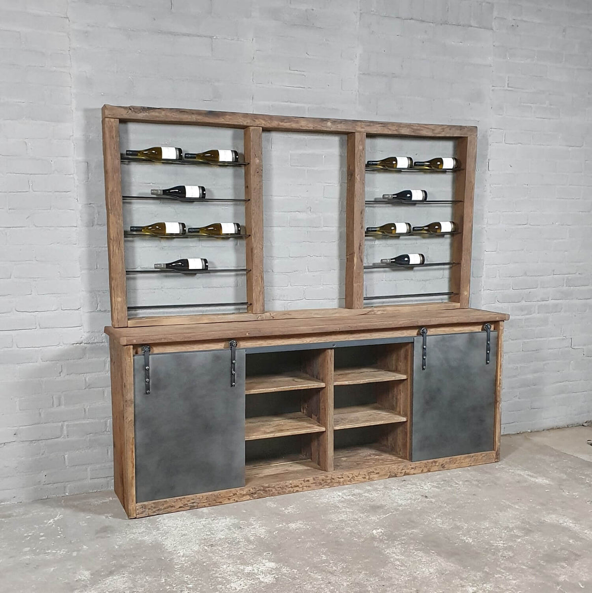 Weinshrank industriedesign aus Eiche mit Stahlschiebetüren – D010