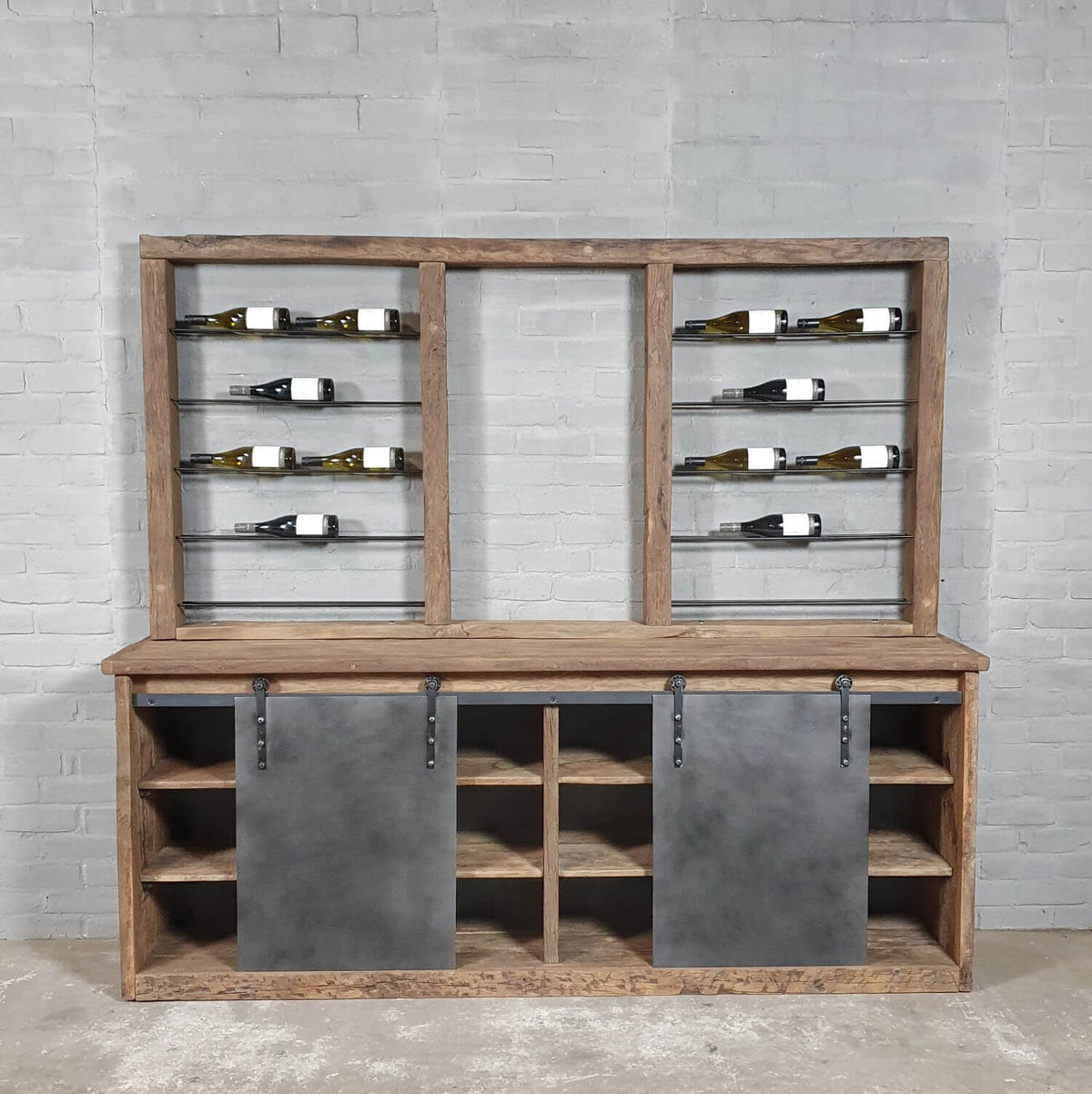 Weinshrank industriedesign aus Eiche mit Stahlschiebetüren – D010