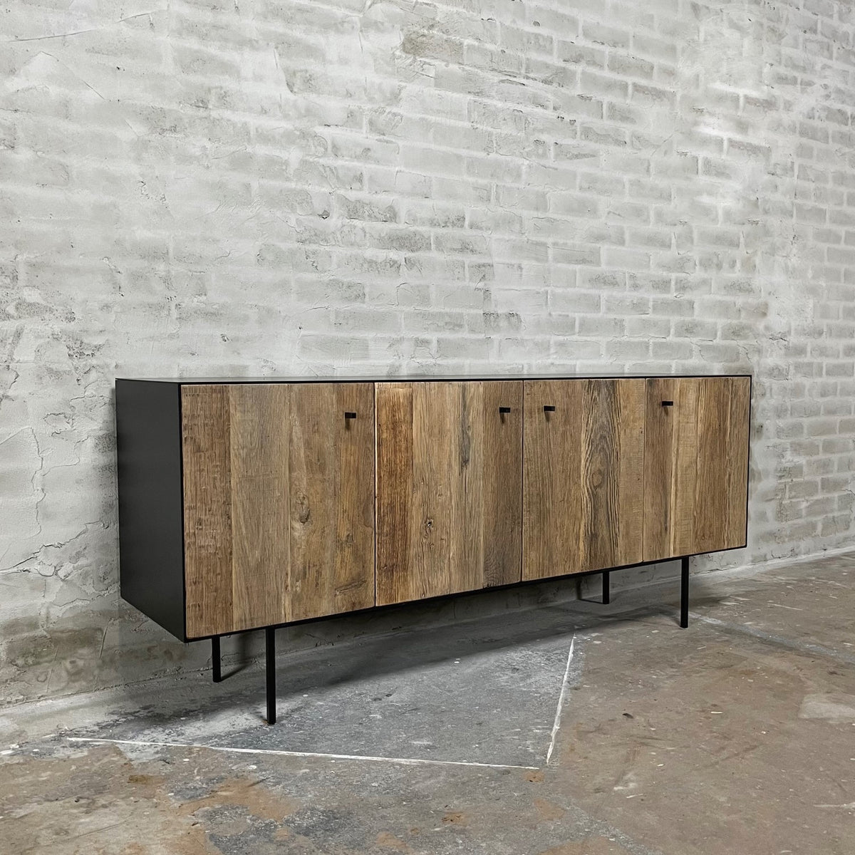 TV-Schrank – Moderner Sideboard – Altholz Eiche und Stahl – D013