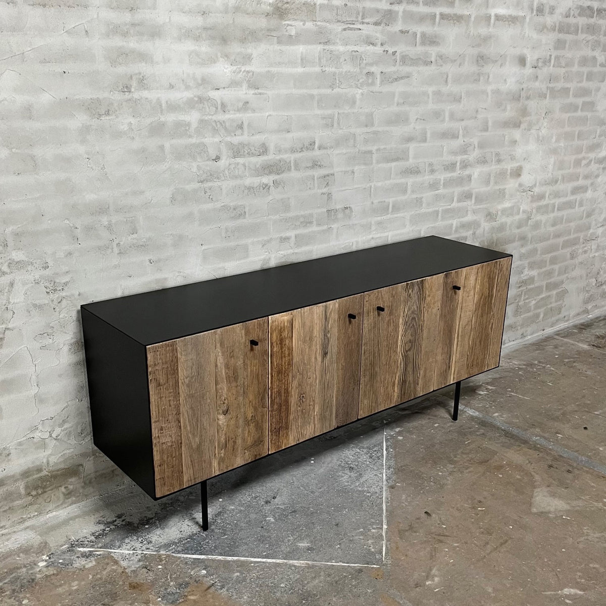 TV-Schrank – Moderner Sideboard – Altholz Eiche und Stahl – D013
