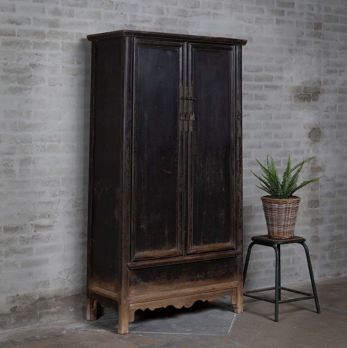Alter chinesischer Schrank schwarz – Ulmenholz | 2-türig – D024