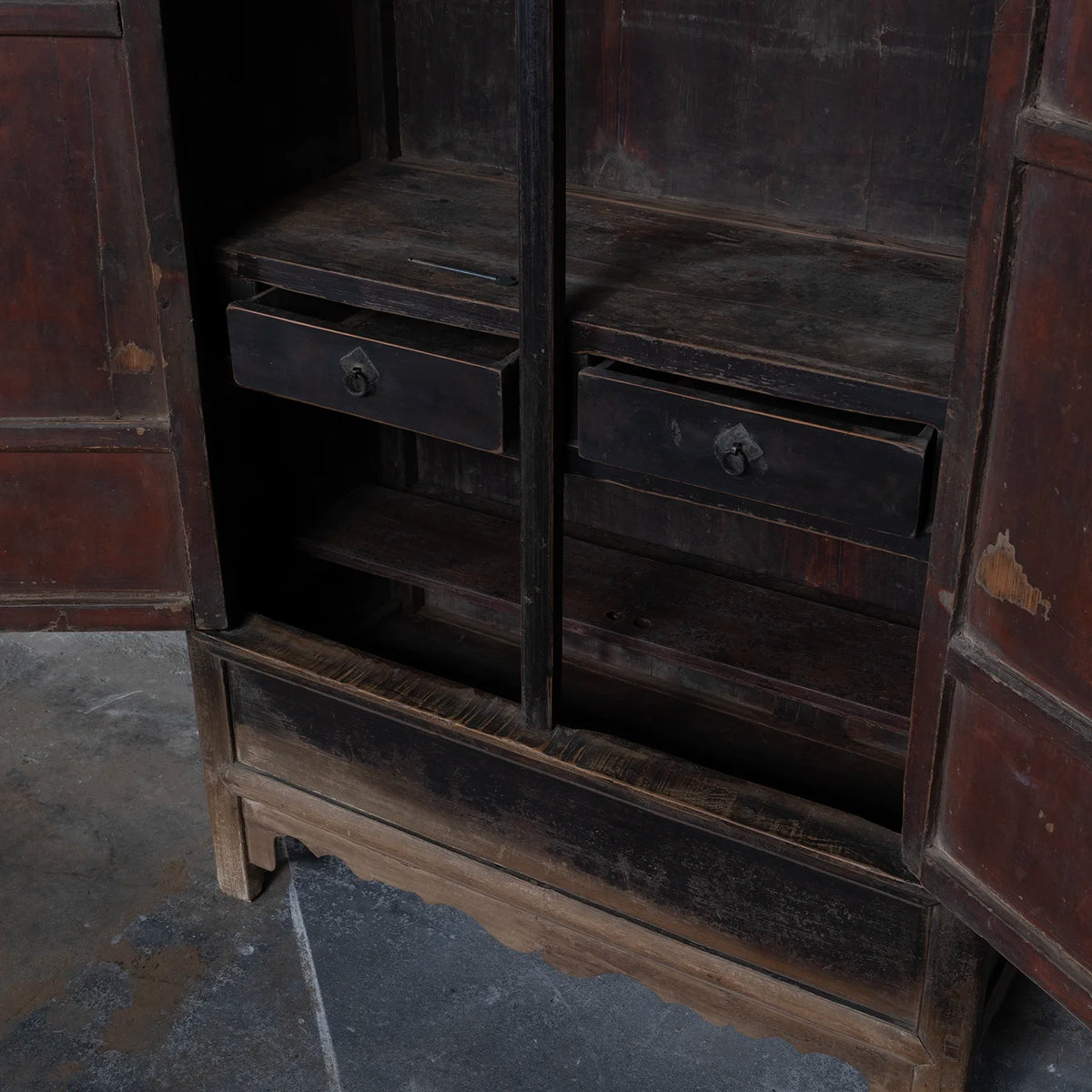 Alter chinesischer Schrank schwarz – Ulmenholz | 2-türig – D024