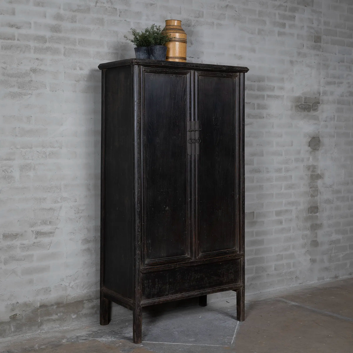 Alter chinesischer Schrank schwarz – Ulmenholz | 2-türig – D029