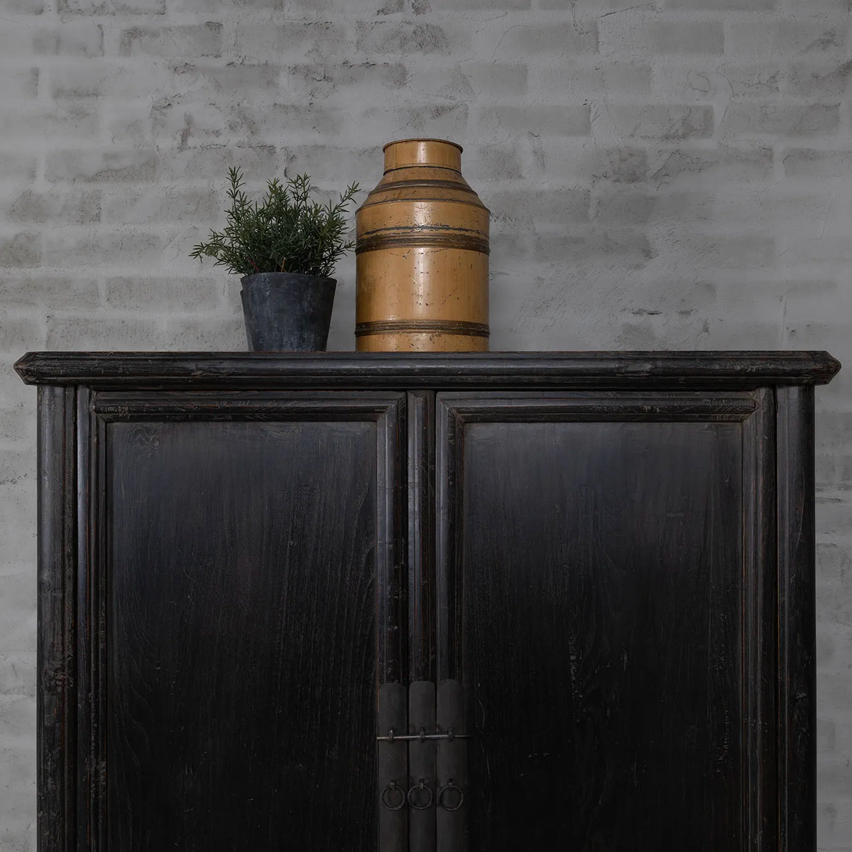 Alter chinesischer Schrank schwarz – Ulmenholz | 2-türig – D029