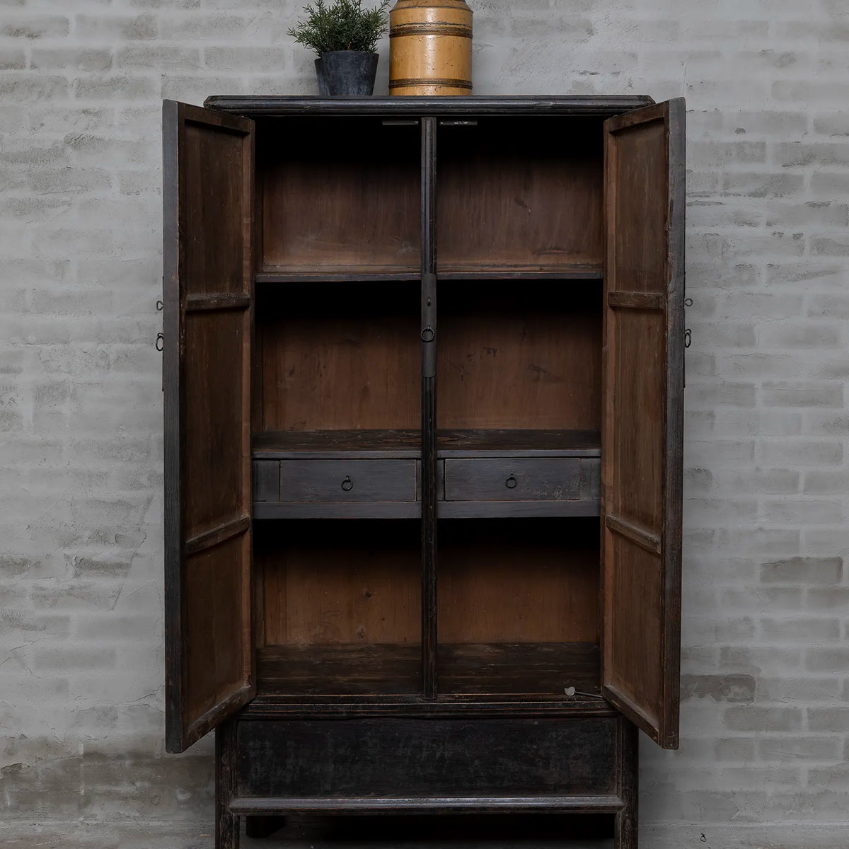 Alter chinesischer Schrank schwarz – Ulmenholz | 2-türig – D029
