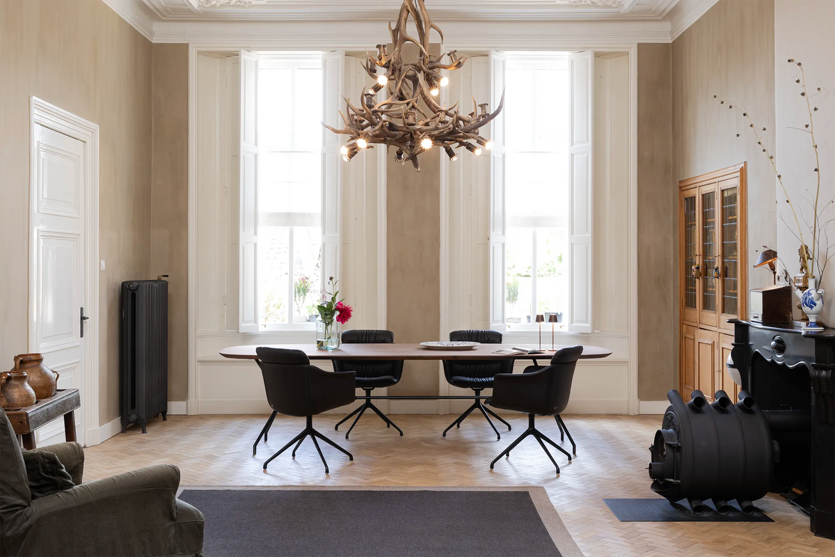 Scandinavische ovale eettafel van notenhout