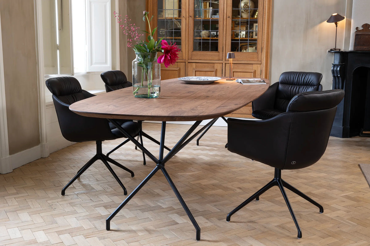 Scandinavische ovale eettafel van notenhout