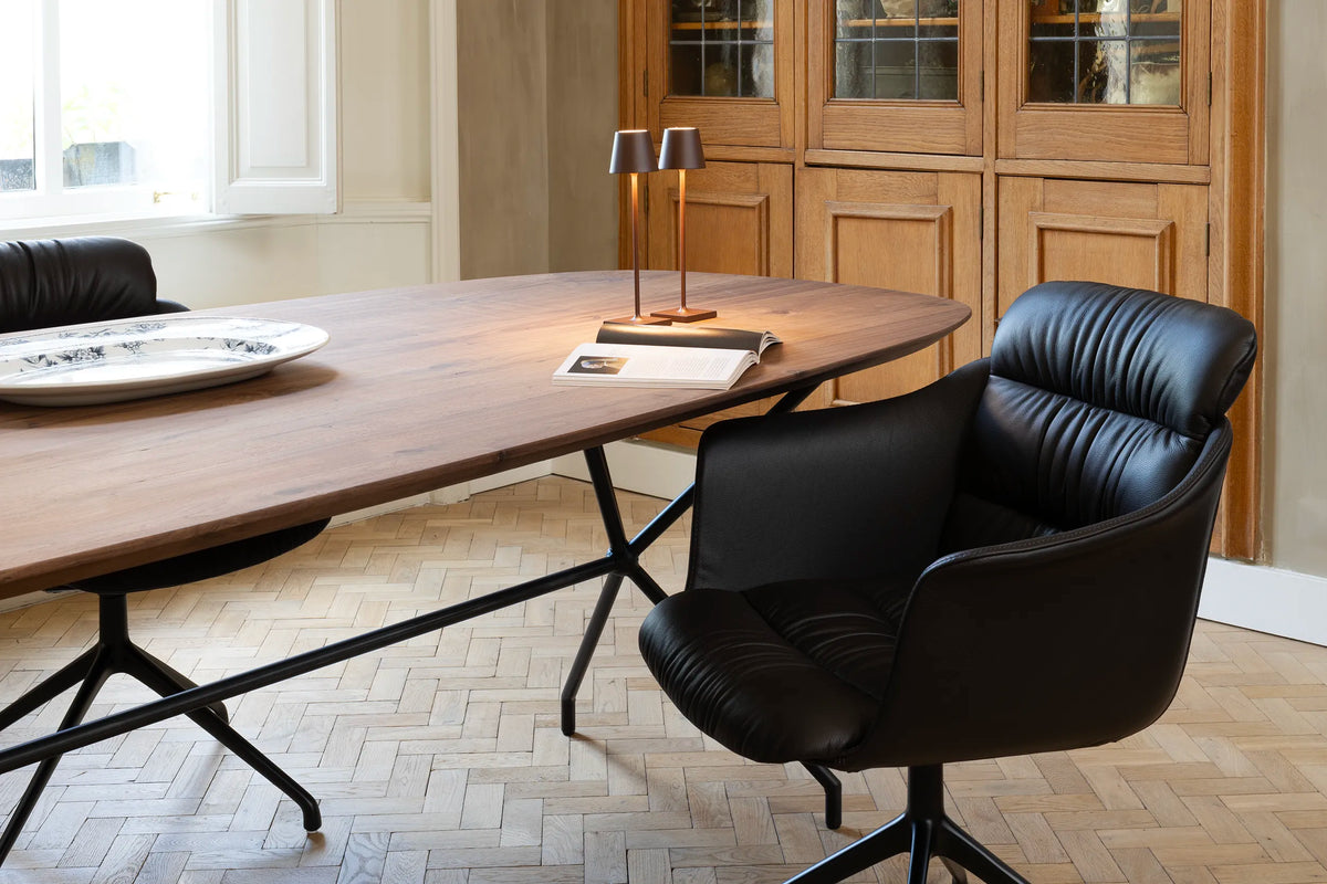 Scandinavische ovale eettafel van notenhout