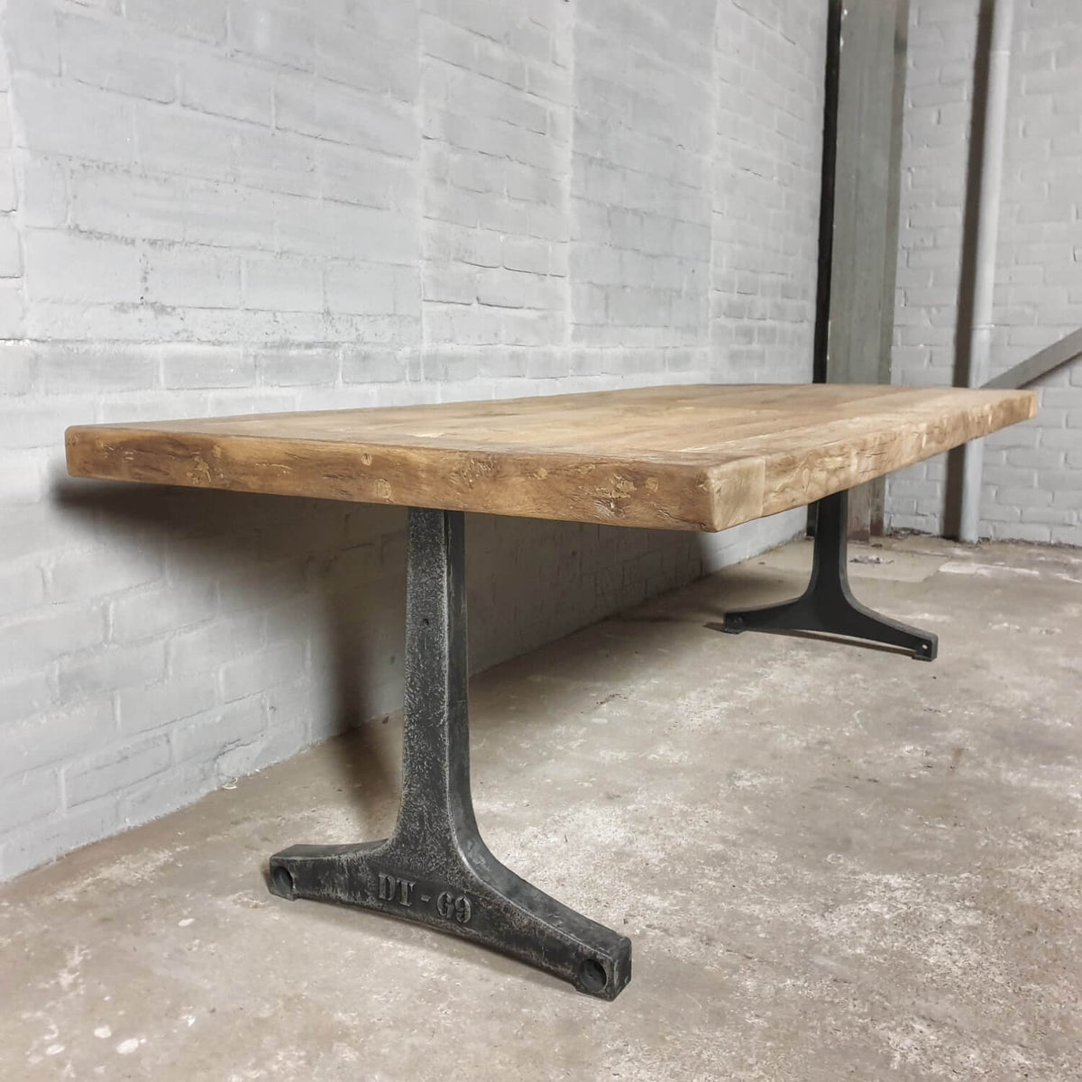Industriedesign Eiche Esstisch mit Gusseisen Tischgestell – DT37