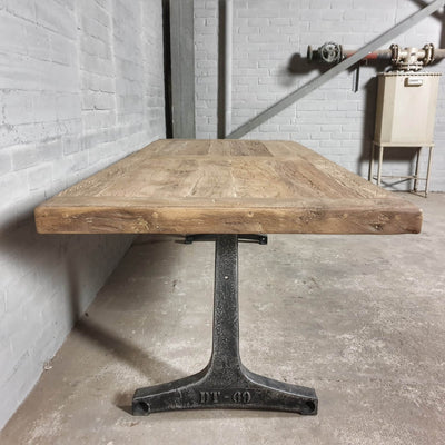 Industriedesign Eiche Esstisch mit Gusseisen Tischgestell – DT37