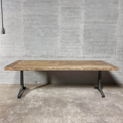 Industriedesign Eiche Esstisch mit Gusseisen Tischgestell – DT37