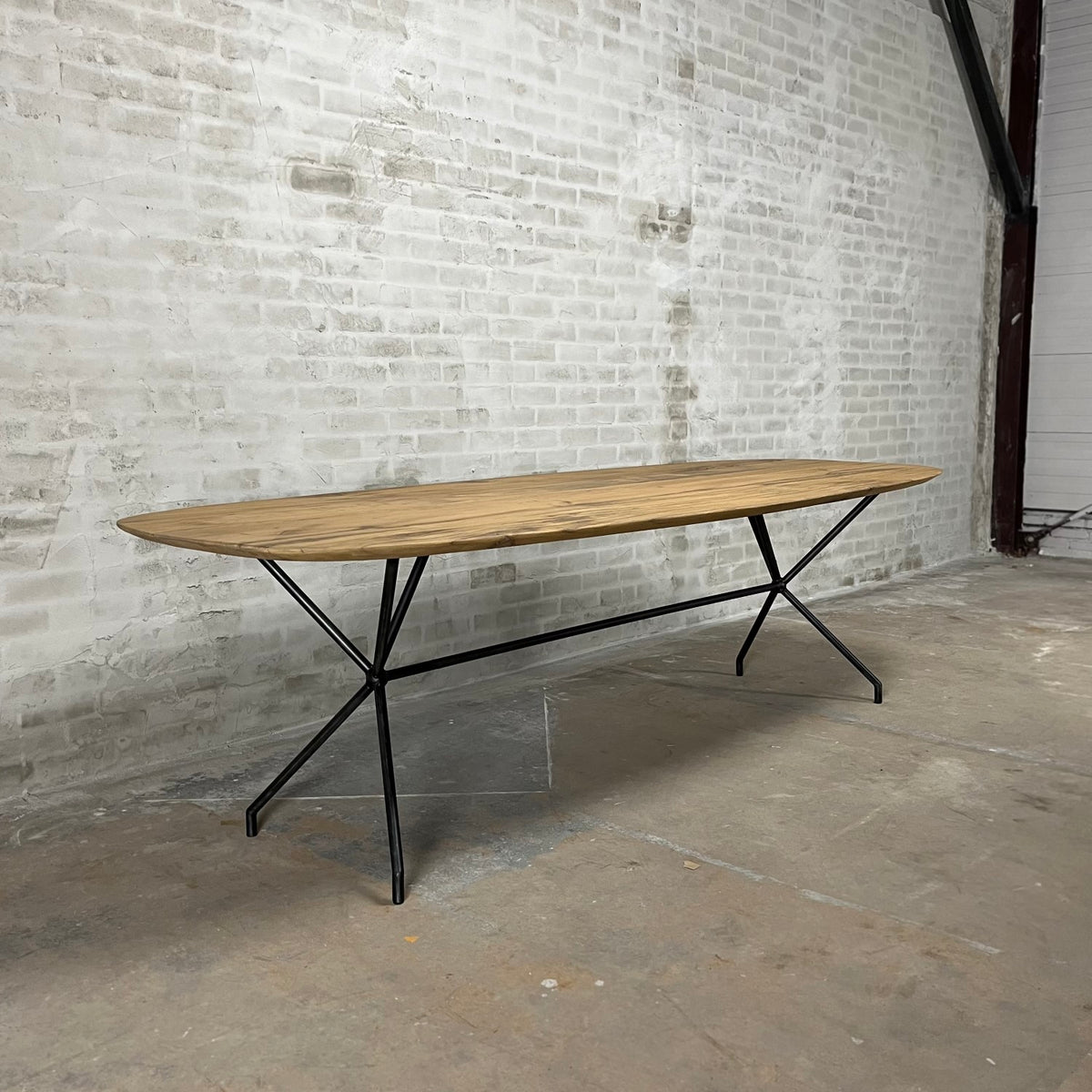 Oud eikenhouten eettafel in het Deens ovaal