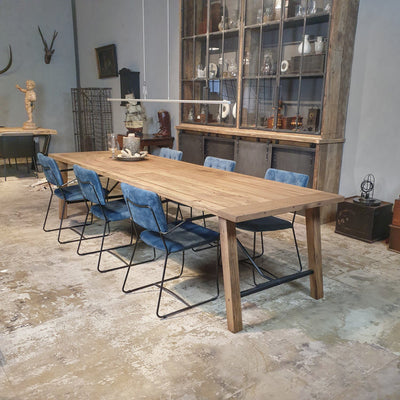 Rustieke eiken eettafel in de showroom van DT-69