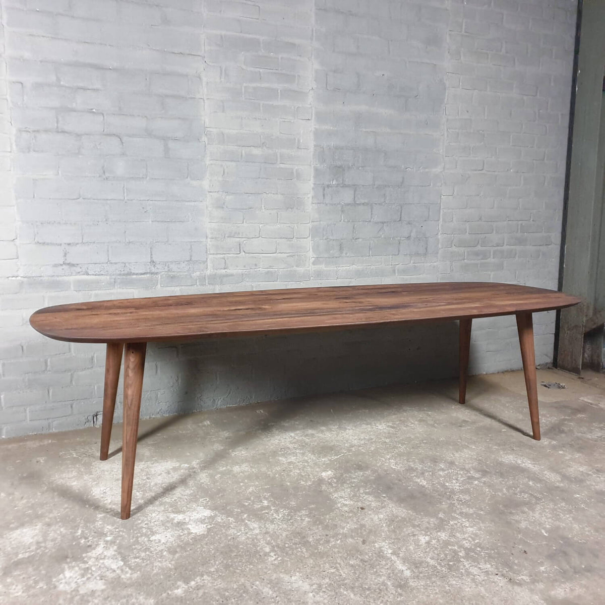 Eettafel Deens ovaal van notenhout - Z025-N-1