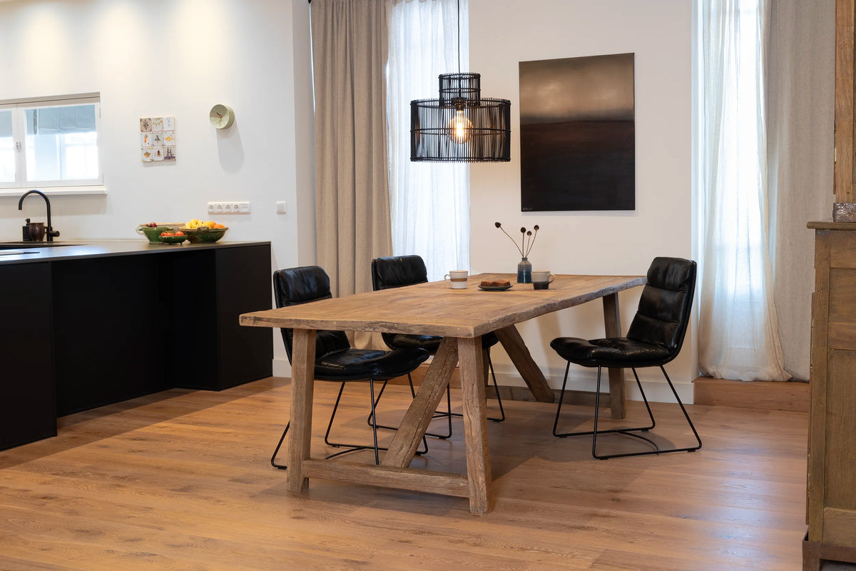 Eettafel Rothenburg gemaakt van hergebruikt oud eikenhout. Op maat verkrijgbaar.