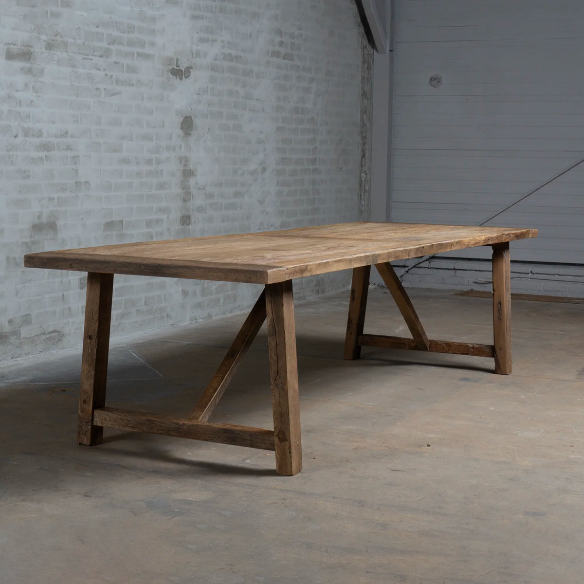 Kloostertafel Rothenburg van oud eikenhout in landelijke stijl voor een stenen muur