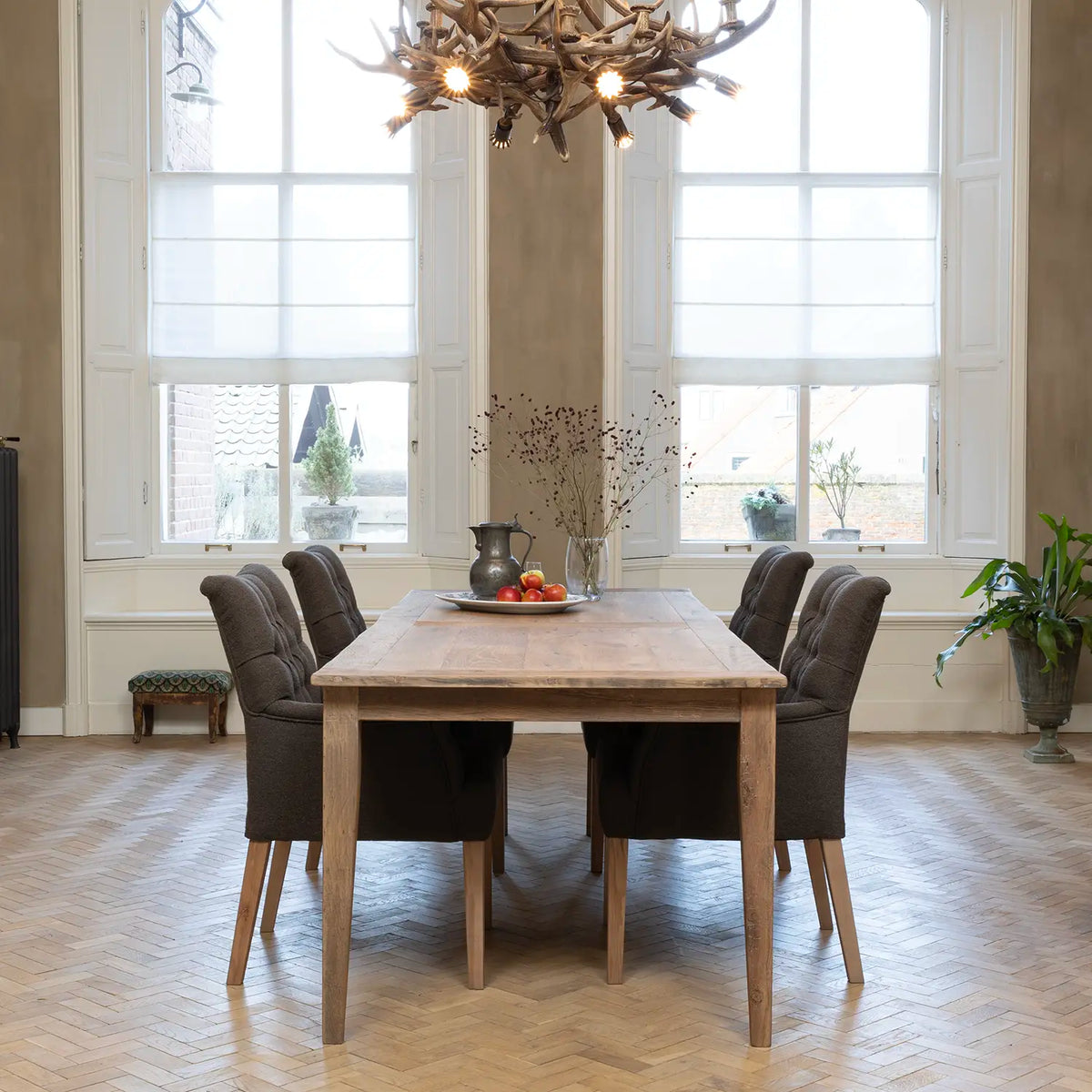 Franse eiken eettafel model Pierre in landelijke stijl gemaakt van rustiek oud eikenhout