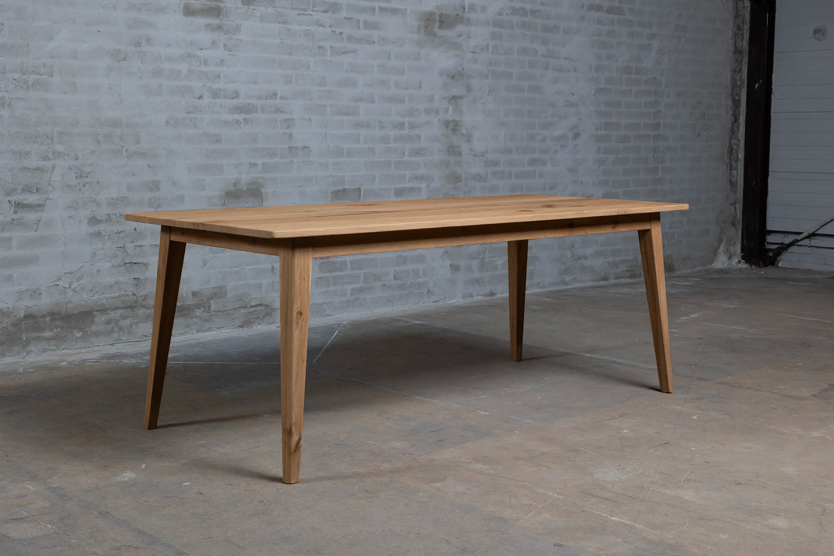 Retro eettafel G023 van eikenhout schuin-zijaanzicht