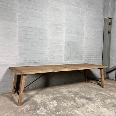 Skandinavischer Esstisch Bato – Langlebige alte Eiche und Stahl – H024