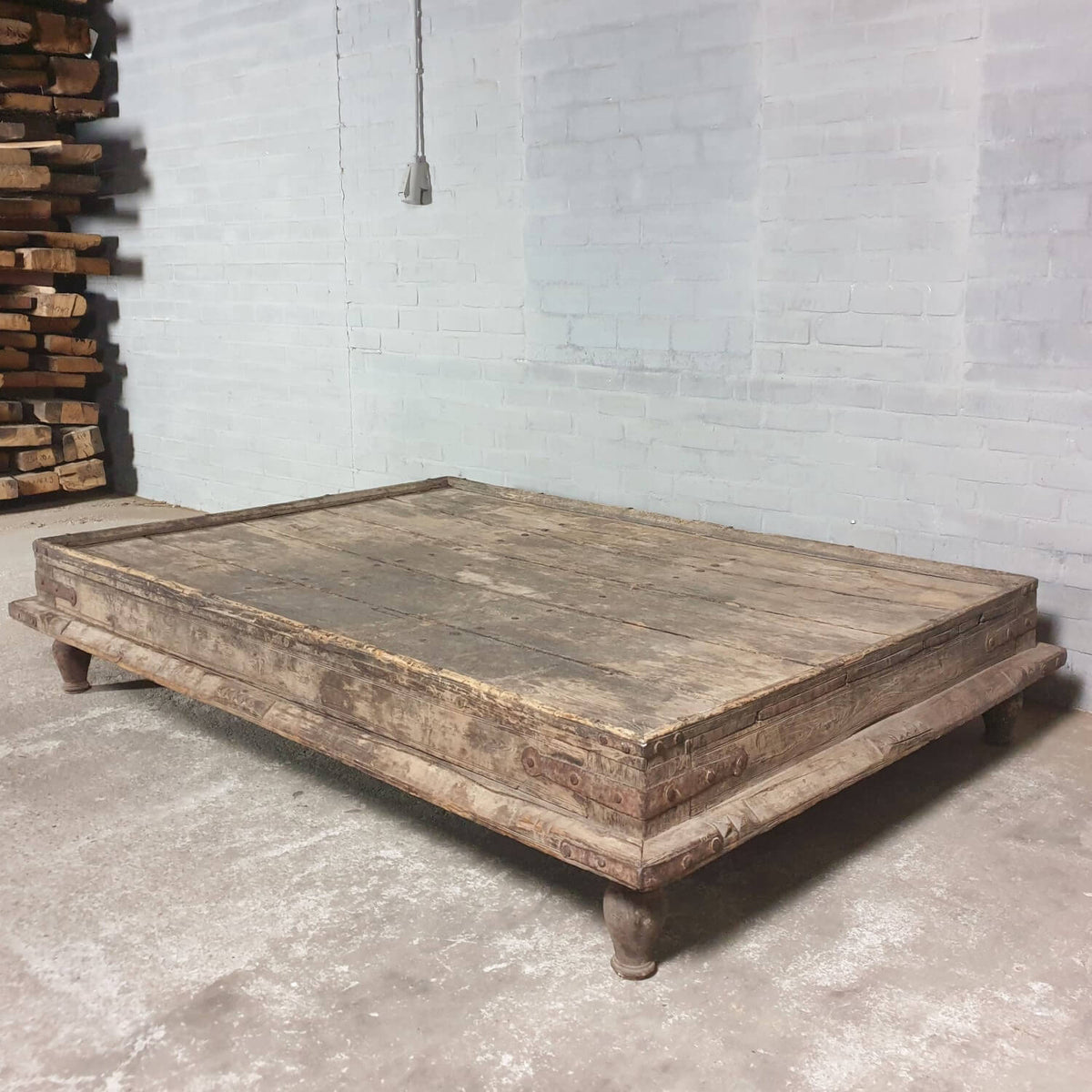 Ulme Couchtisch im Landhausstil – robust und extragroß H030